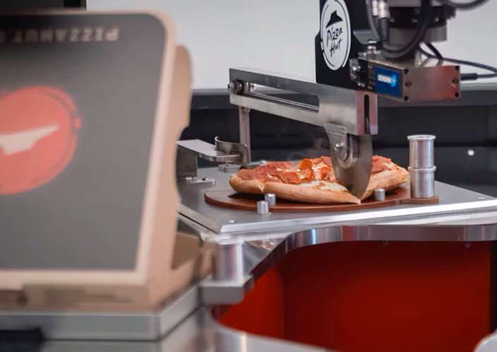 Рука-манипулятор разрезает пиццу в Toyota Tundra PIE Pro