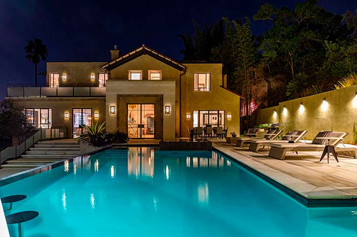 Дом Рианны с бассейном в Лос-Анджелесе