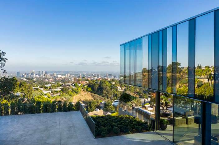 Стеклянный дом с видом на Лос-Анджелес