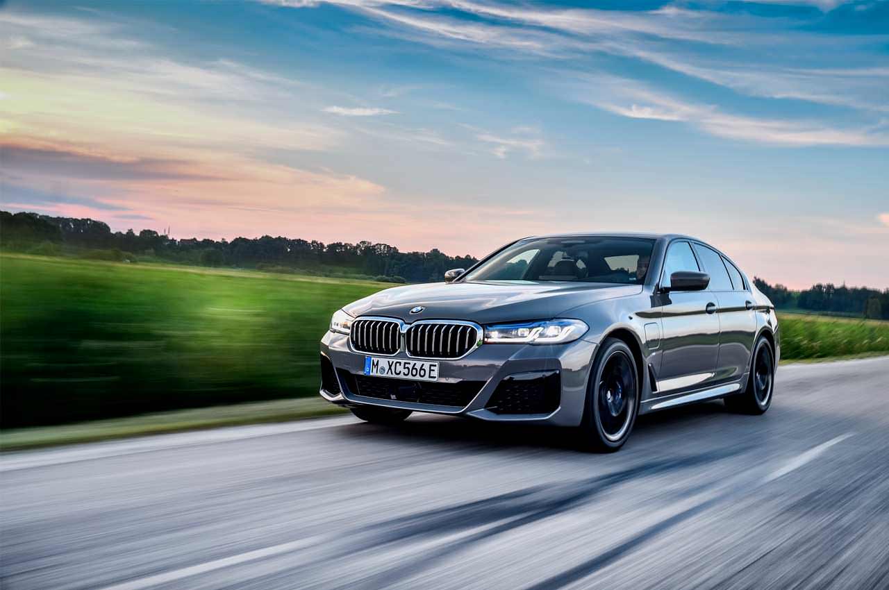 Новая BMW 545e xDrive Hybrid 2021 года официально | фото