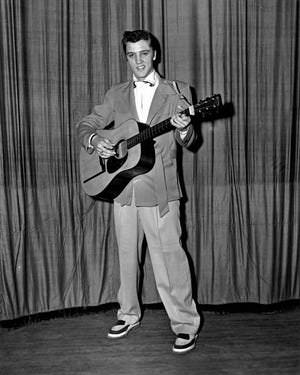 Элвис Пресли с гитарой Martin в 1955 году. Стадион Ellis Auditorium, Мемфис
