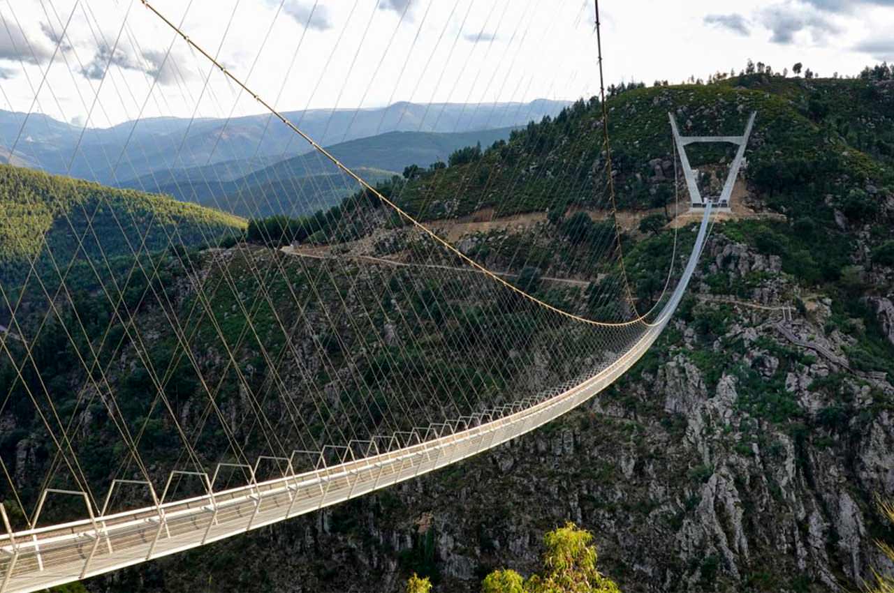 Самый длинный подвесной пешеходный мост открыли в Португалии