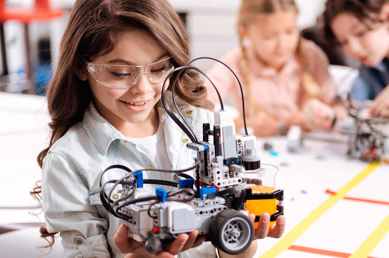Роботехника для детей: зачем платить за дорогие игрушки