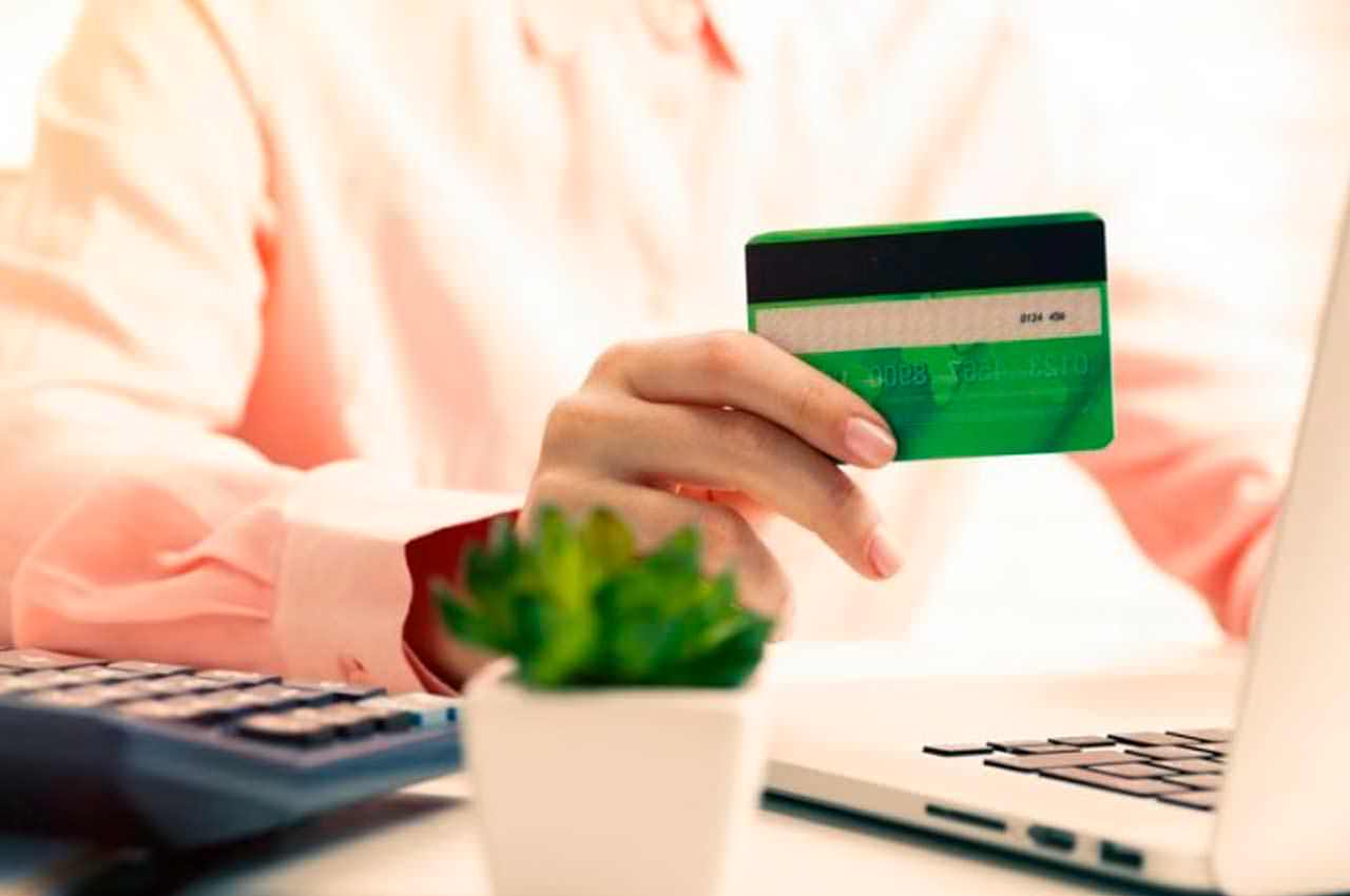 Можно ли взять онлайн кредит на чужую карту