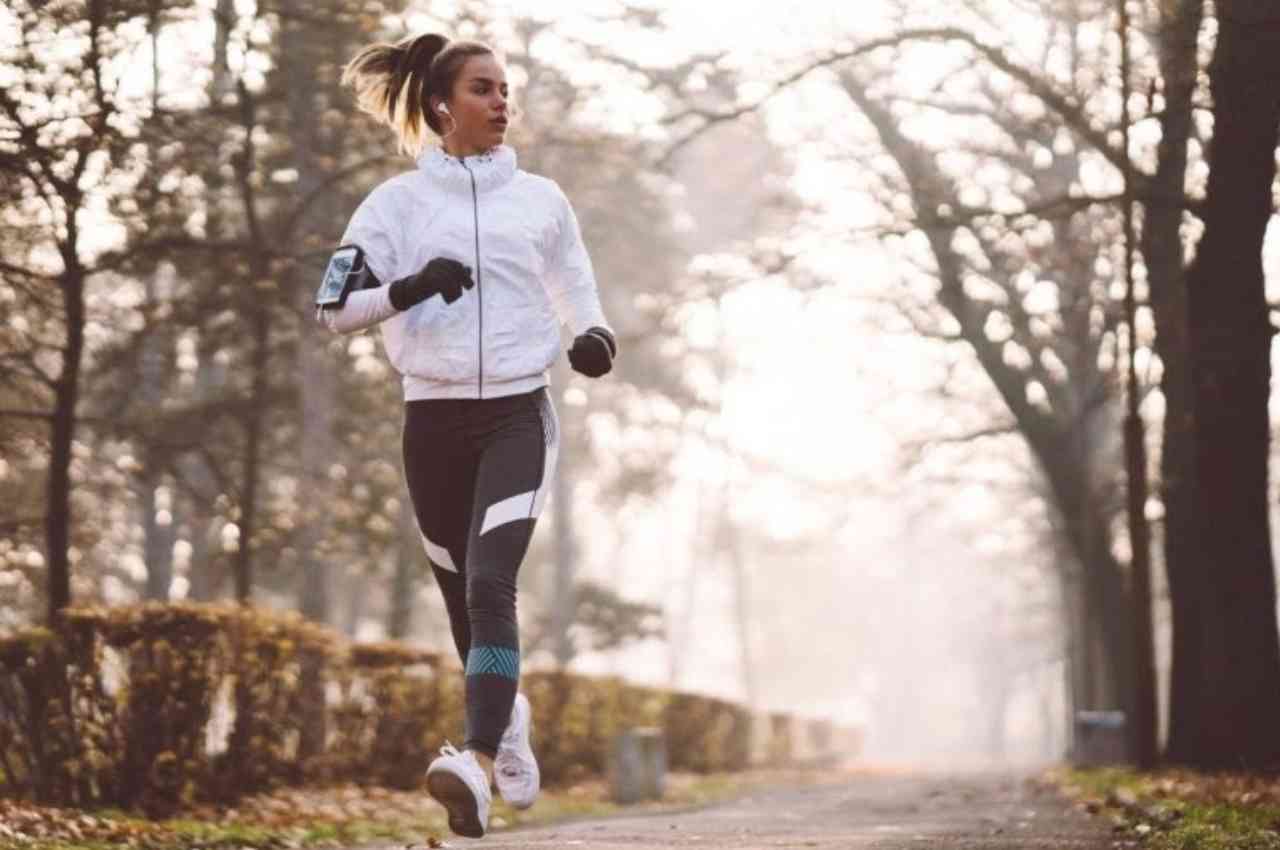 Активність за будь-якої погоди: як вибрати жіночу спортивну куртку для заняття бігом на свіжому повітрі?
