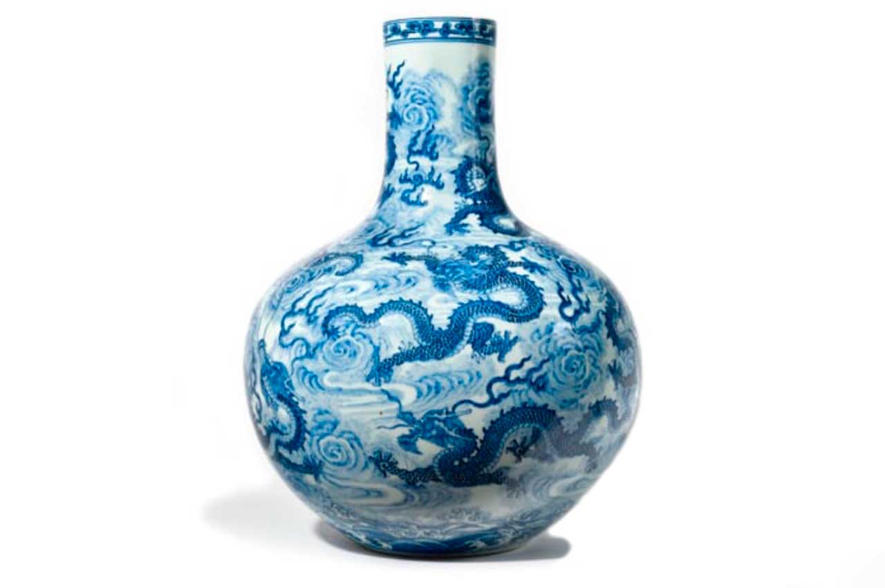 Китайская фарфоровая ваза продана на аукционе за €7,7 млн... и она не древняя