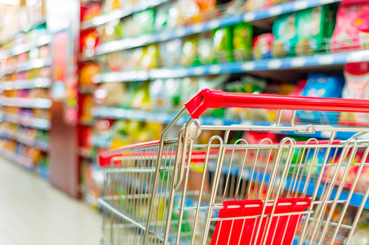 Крупнейшие продовольственные сети страны рассказали о том, как поддерживают украинцев в трудные времена: скидки, благотворительность и «Пункты Несокрушимости»