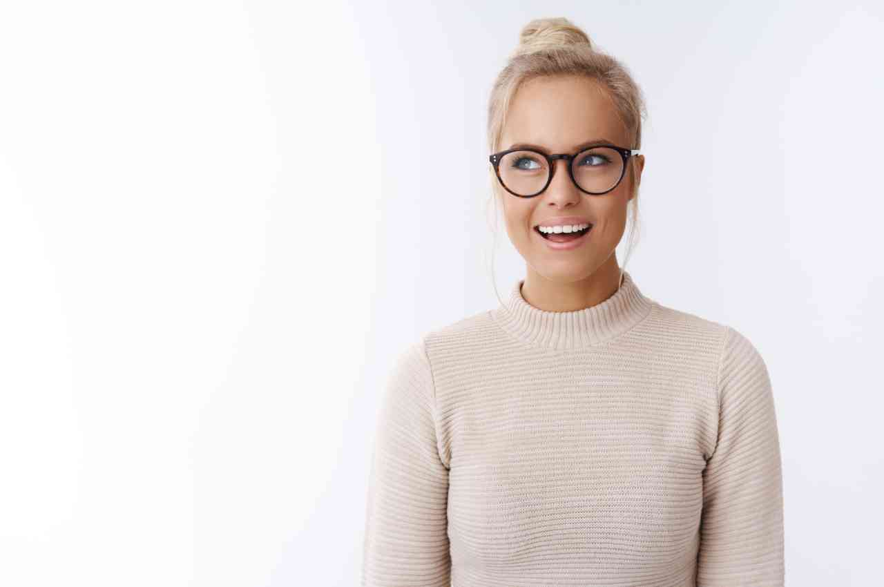 Мода или индивидуальный стиль: по какому принципу выбирают оправы для очков женщины