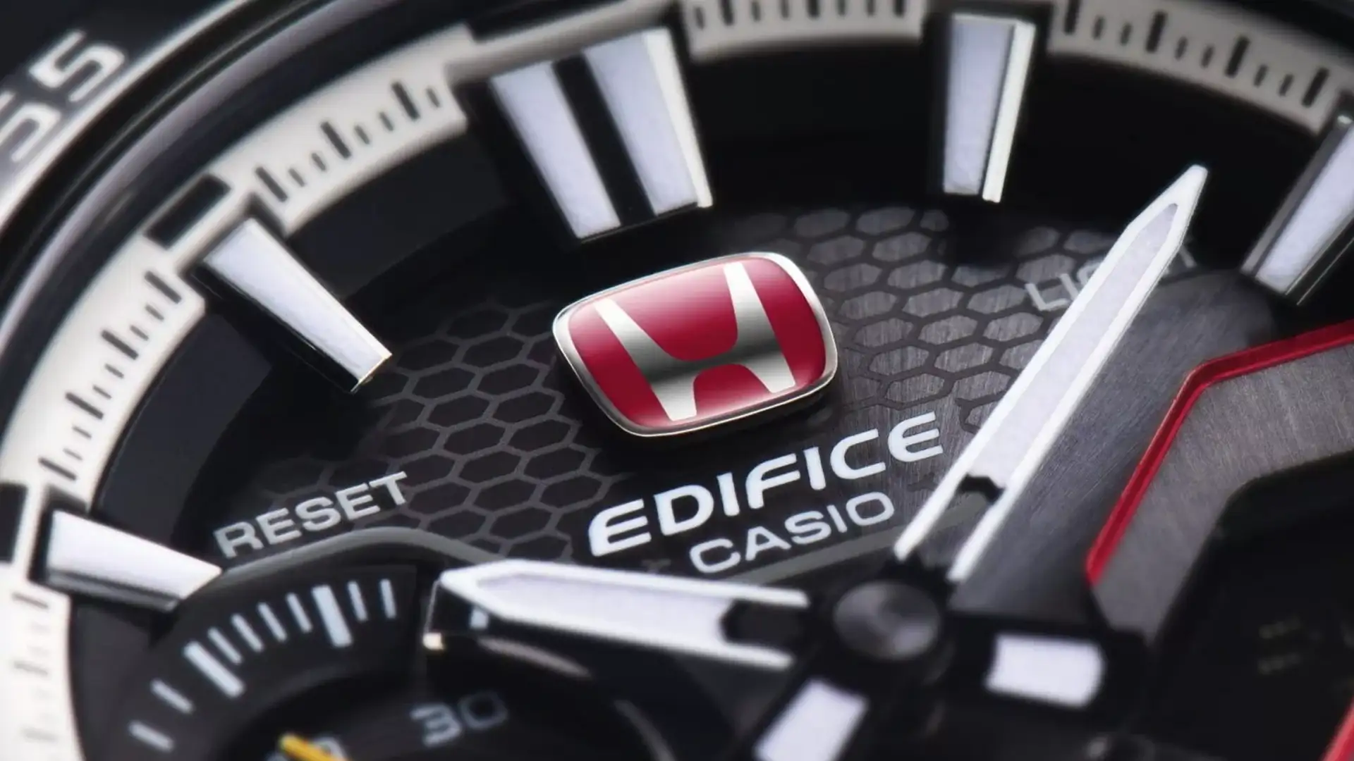 Casio посвятила лимитированные часы Edifice горячим моделям Honda Type R