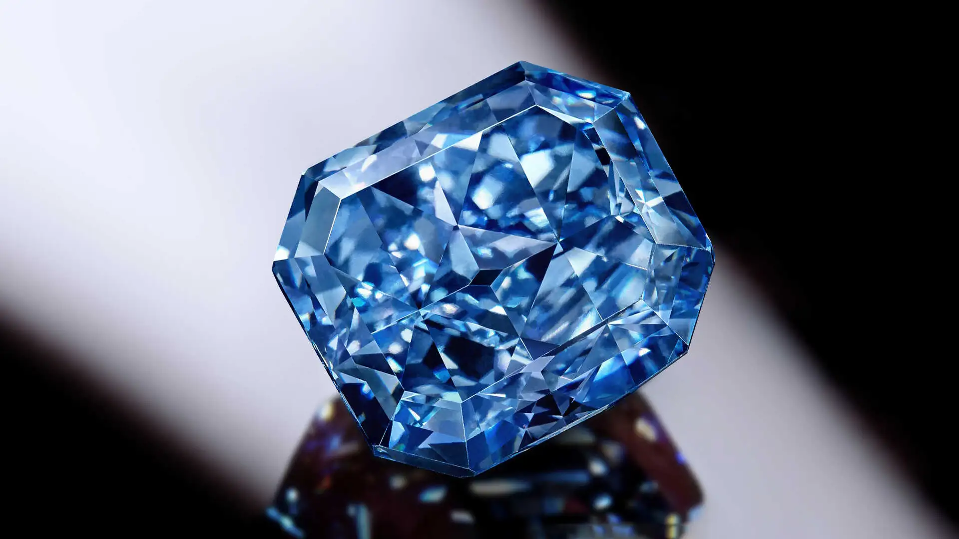 Блакитний діамант Infinite Blue продано за $25 млн, та виявилося що це дешево