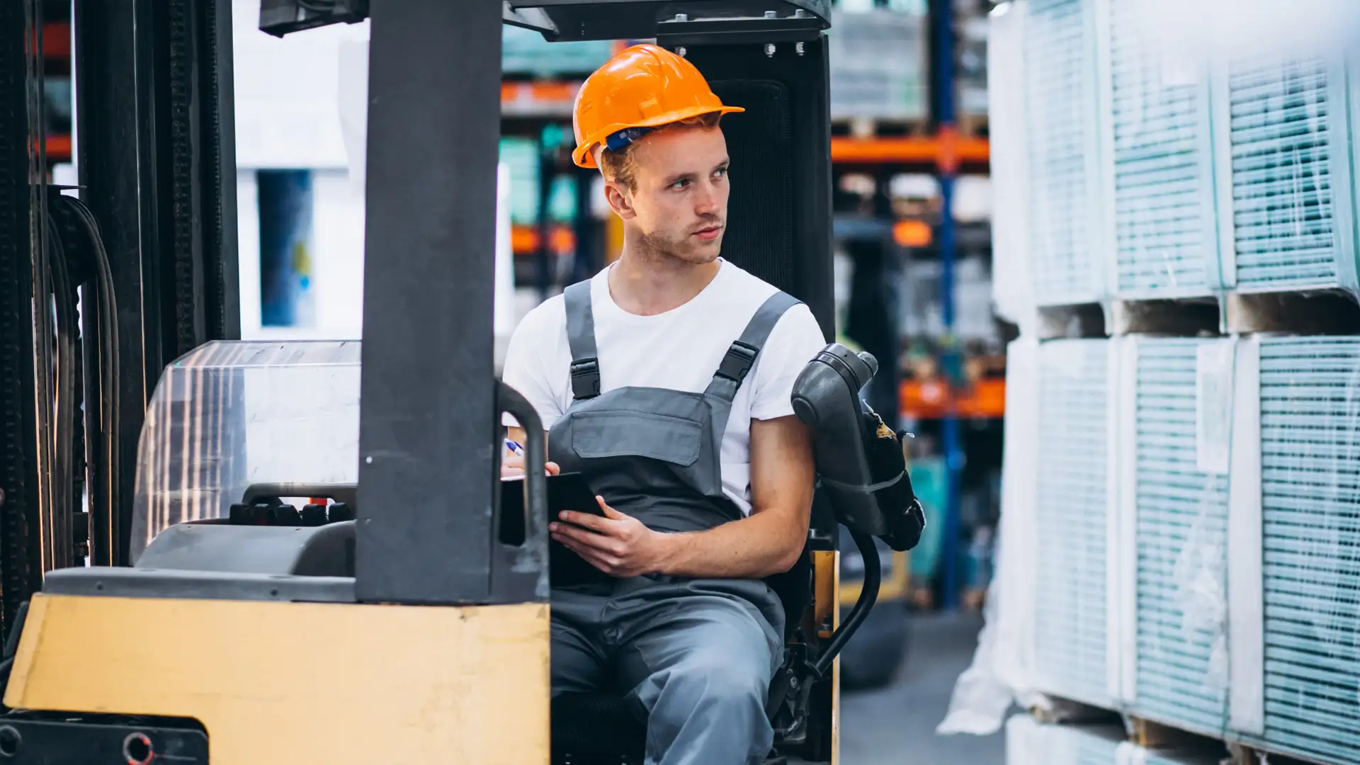 4 причины выбрать электроштабелер с кабиной для склада