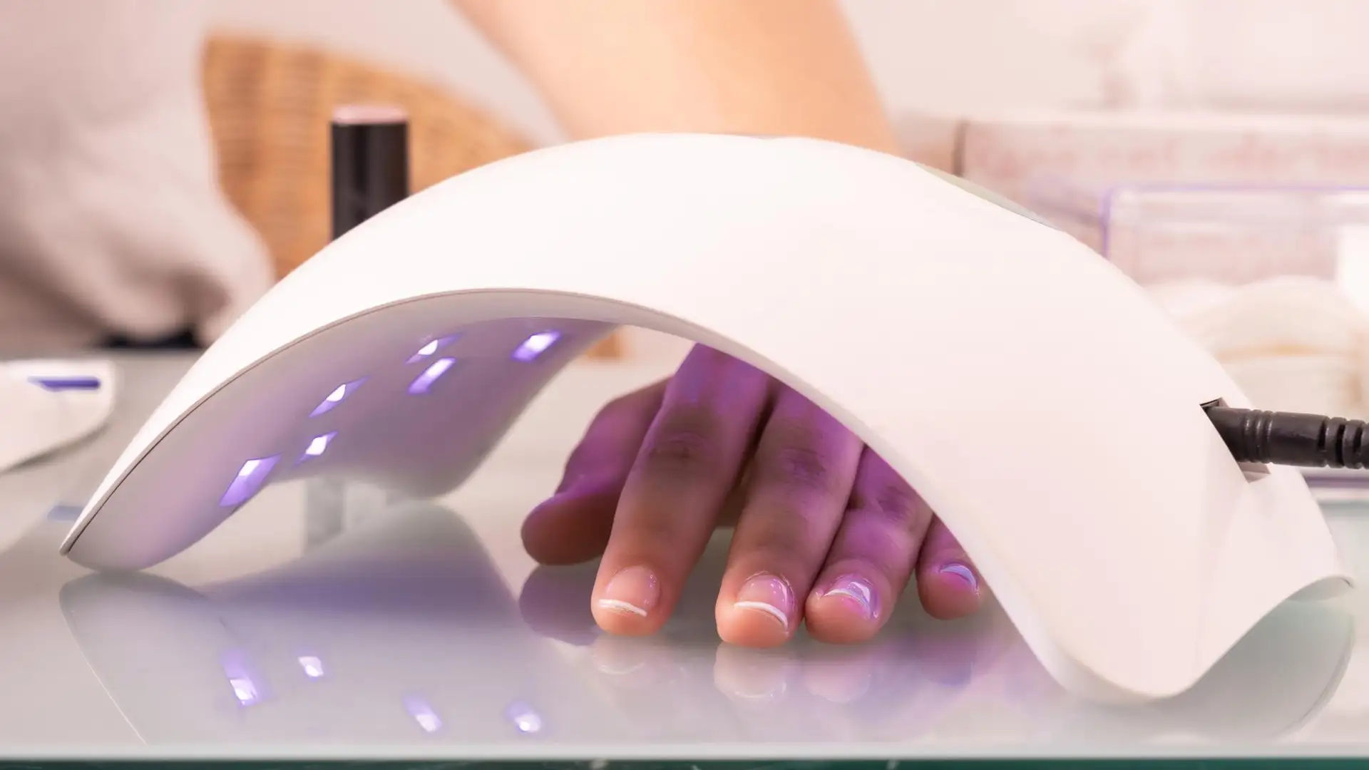 Світлодіодні лампи для нігтів. ТОП-5 причин для їх використання