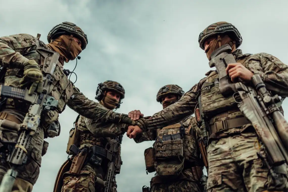 Оптимальний вибір для захисту та комфорту: тактичні військові кросівки