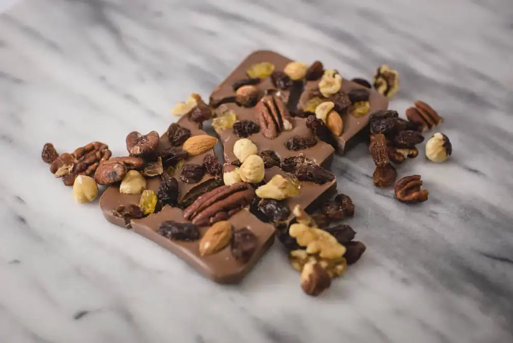 Переваги та особливості вибору шоколаду з горіхами