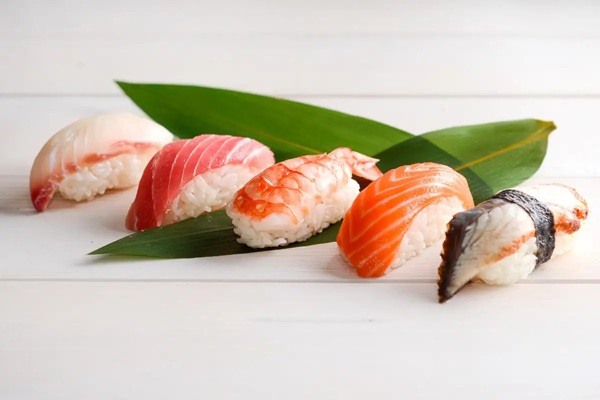 Как держать палочки для суши?