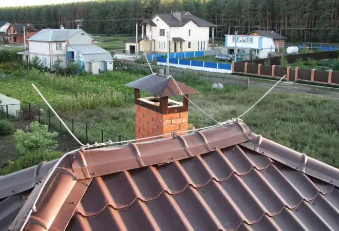 Молниезащита дома с металлической крышей - виды защит, цена и достоинства