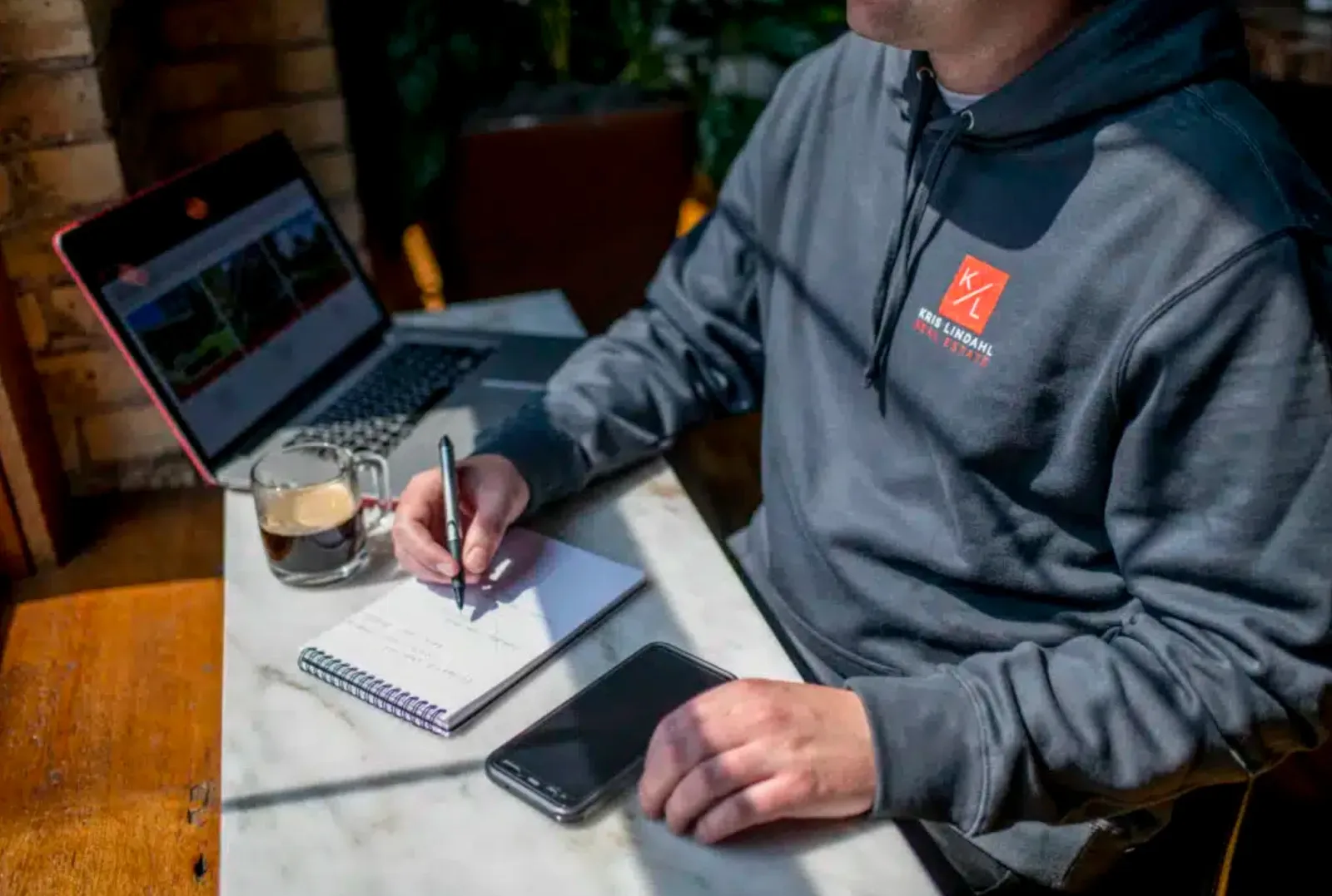 брендированные худи, толстовки и кофты