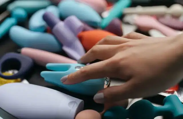 5 способов испытать новые ощущения с жидким вибратором и пролонгатором